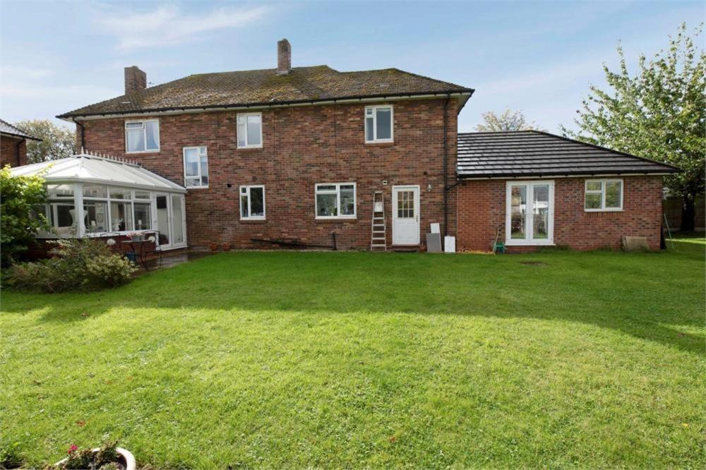 Near Chester, Hawarden Luaran gambar